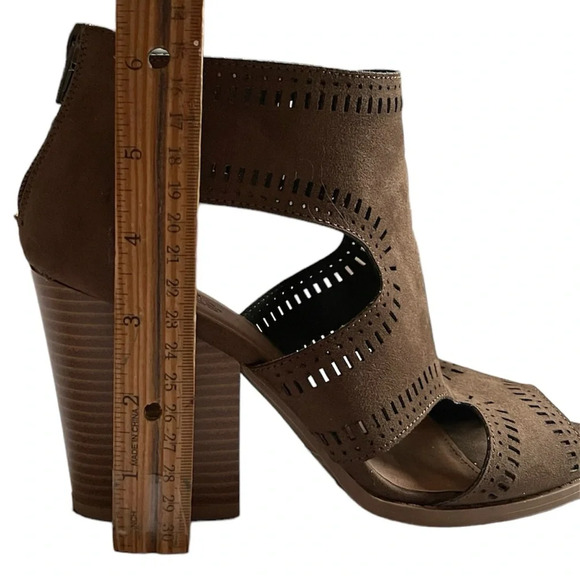 Charlotte Russe Darby Peep Toe Faux Suede Cutout Bootie Sz 7 - Picture 10 of 10